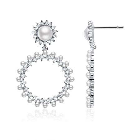 Vue latérale des boucles d'oreilles Show Love en perles et zircon cubique, montrant la fermeture arrière de style tige.