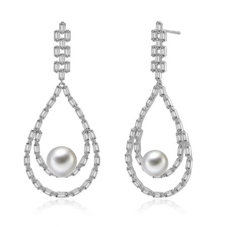 Een gedetailleerde close-up van de parel- en diamanten druppeloorbellen, met nadruk op de glans van de 8 mm schelp parel en de schittering van de cubic zirconia.