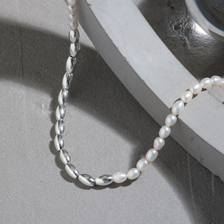 Collar de perlas de arroz de agua dulce de plata 925 chapado en oro PVD de 18K al por mayor - Primer plano de un collar de plata esterlina 925 con perlas de arroz de agua dulce naturales, parte de un conjunto al por mayor.