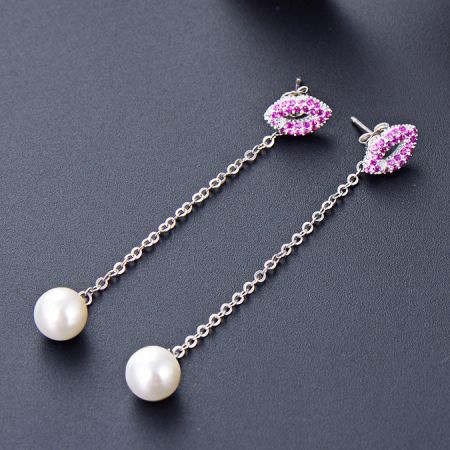 Orecchini a chiodo con catena lunga in argento sterling 925, perla rosa e labbra a forma di bacio. - Un paio di orecchini lunghi con nappina in argento sterling 925 con una goccia di perla bianca e un chiodo decorato con pietre rosa e bianche.