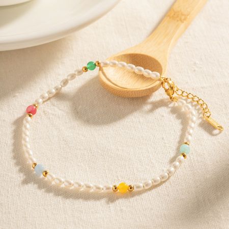 Vue détaillée du bracelet de cheville en perles et en verre coloré.
