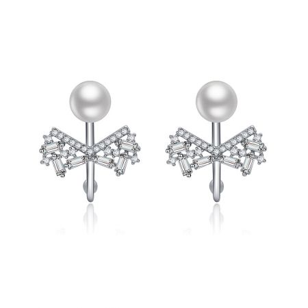 Pendientes de lazo de perla CZ. - Pendientes elegantes de lazo de perla CZ con base de latón chapada en rodio, que presentan un delicado diseño de lazo adornado con brillantes circonitas blancas y una clásica perla blanca.