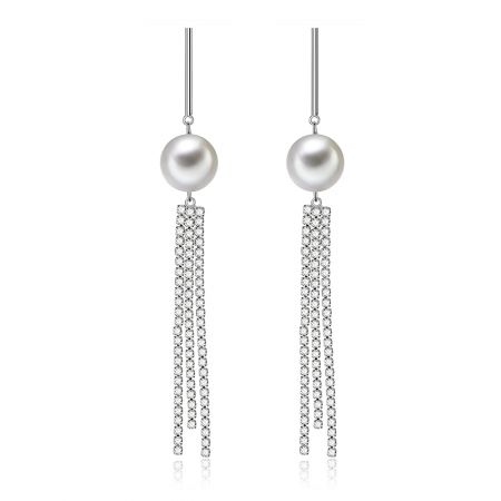 Pendientes de perlas con borlas de CZ de Cast Line. - Un par de pendientes de perlas con borlas de CZ de Cast Line, mostrando el diseño elegante con perlas colgantes y cadenas de cristal sobre un fondo blanco.