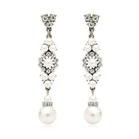 Boucles d'oreilles de mariage Old Hollywood - Boucles d'oreilles de mariage Old Hollywood (JRE-019) avec un dessus décoratif en argent orné de cristaux transparents et d'une grande perle blanche, sur un fond blanc.