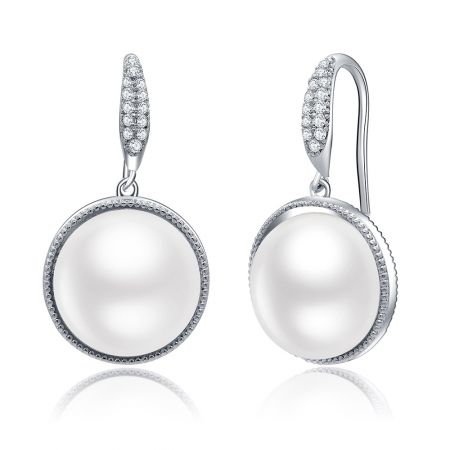 Gros plan sur les boucles d'oreilles en perles imitations, mettant en valeur l'artisanat complexe et l'éclat des pierres en zircon cubique.