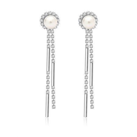 Pendientes Largos con Perla y Cadena - Un primer plano de los Pendientes Largos con Perla y Cadena, exhibiendo la brillante circonita cúbica, la perla blanca lustrosa y el elegante diseño de cadena chapada en rodio.