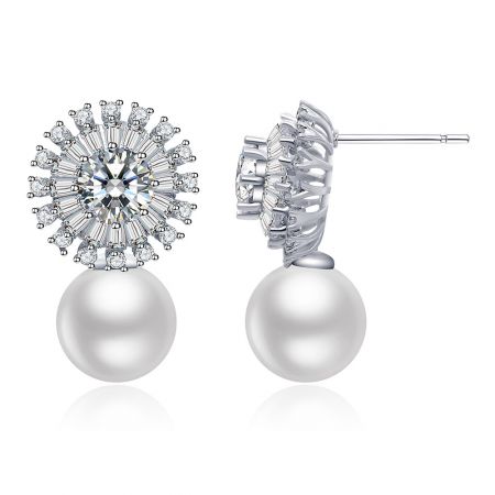 Prise en angle des boucles d'oreilles en perles de fleur en rhodium, affichant la finition plaquée rhodium et la fermeture à tige.