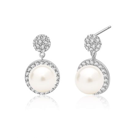 Une paire de boucles d'oreilles en perles et diamants présentée pour mettre en valeur leur éclat et leur design élégant.