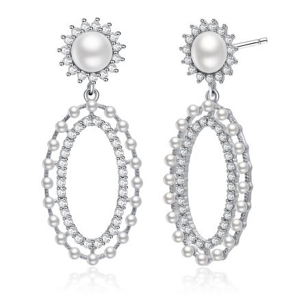 Angle latéral de la boucle d'oreille longue ovale Show Love, mettant en valeur son profil classique et sophistiqué.