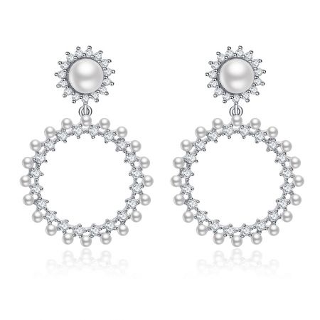 Longues boucles d'oreilles rondes Show Love - Une paire de longues boucles d'oreilles rondes Show Love avec un design sunburst, avec des perles et des zircons cubiques dans une monture plaquée rhodium.