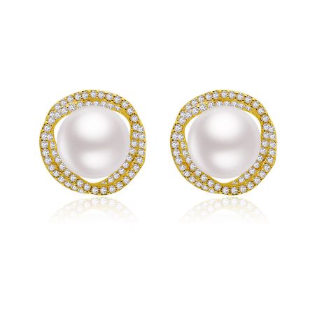 Pendientes de botón de perla imitación floral con pavé. - Un par de pendientes de botón de perla imitación floral con pavé, que presentan una perla blanca central rodeada de piedras de circonita cúbica brillantes en un engaste floral chapado en oro.