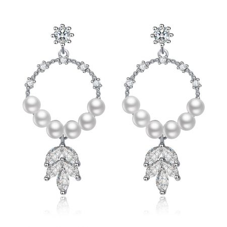 Pendientes de gota de perla de hoja de araña con zirconia cúbica - Pendientes de gota de perla con diseño de hoja de araña que presentan un delicado colgante de filigrana de hoja con zirconia cúbica brillante y una perla blanca lustrosa, chapados en rodio.