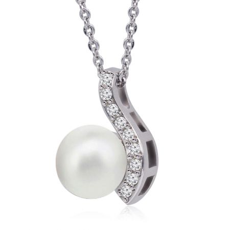 Gedetailleerd uitzicht op de parel en het cubic zirconia hanger aan de Curved Wave ketting, met nadruk op het ingewikkelde ontwerp.