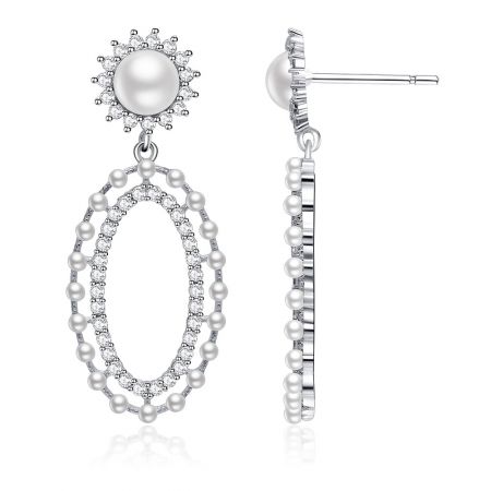 Vue détaillée de la boucle d'oreille Show Love mettant en valeur le design en éclat de soleil avec des perles et des pierres CZ.