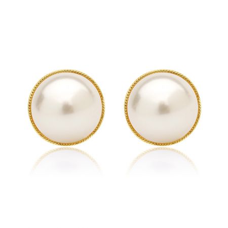 Boucles d'oreilles à bouton en demi-perle imitation en gros. - Vue de face d'une paire de boucles d'oreilles à bouton en demi-perle imitation avec un sertissage en laiton plaqué or poli, style BEQ07-G-P-00380.