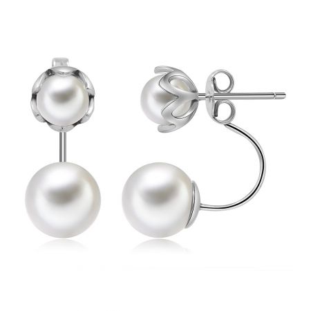 Voor- en achterkant van de Double Shell Pearl Oorbellen, die het unieke ontwerp met twee parels tonen.
