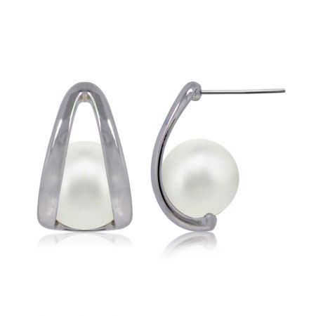Pendientes de perla Hug - Un par de modernos pendientes de perla Hug con un ajuste minimalista de latón chapado en rodio y una gran perla blanca.