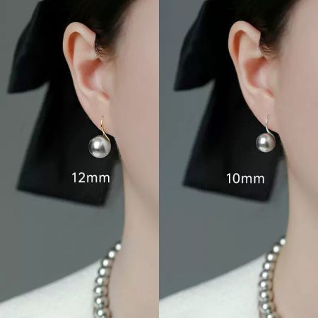 Un modello che indossa gli orecchini di perle da 10mm e 12mm per mostrare come appaiono indossati.