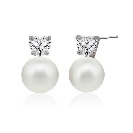 Vue latérale des boucles d'oreilles en perles en forme de cœur, mettant en valeur le sertissage complexe et l'éclat du zircon cubique.