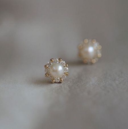 Orecchini a perla in argento sterling 925 con zirconi cubici. - Un paio di eleganti orecchini a perla in argento sterling 925 con zirconi cubici, caratterizzati da una perla centrale circondata da accenti di zirconi cubici scintillanti simili a diamanti.