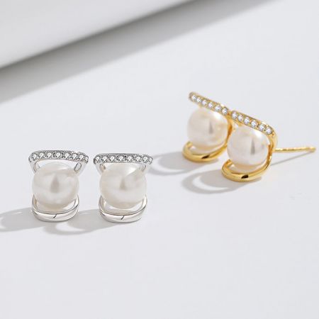 Un elegante assortimento di orecchini a perla in argento e oro, che mostrano il loro design classico da più angolazioni.