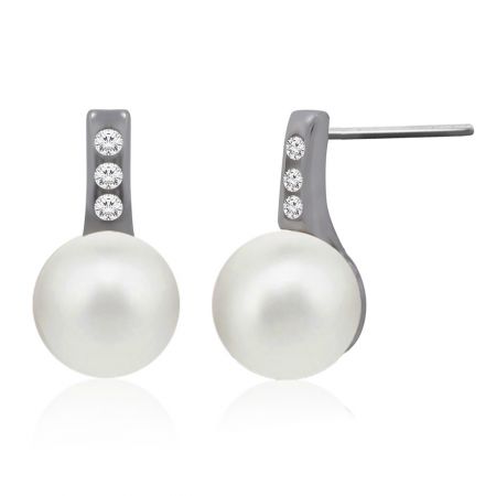Une paire de boucles d'oreilles en perles de coquillage de 8,5 mm avec des accents brillants en zircon cubique, présentée sur un fond blanc.