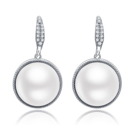 Pendientes de Gancho con Perlas de Imitación - Un primer plano de los pendientes de gancho con perlas de imitación, que exhibe la brillante perla de medio lado y las piedras de circonio cúbico que la rodean, montadas en latón chapado en rodio.