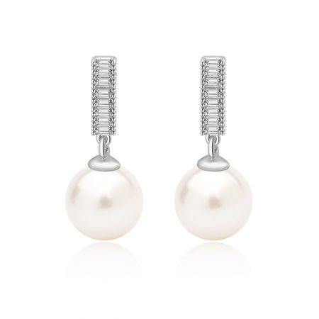 Boucles d'oreilles à clou en forme de goutte de perle CZ. - Une paire de boucles d'oreilles à clou en forme de goutte de perle CZ avec des accessoires en argent ornés de diamants, mettant en valeur la perle de coquille blanche de 8 mm.