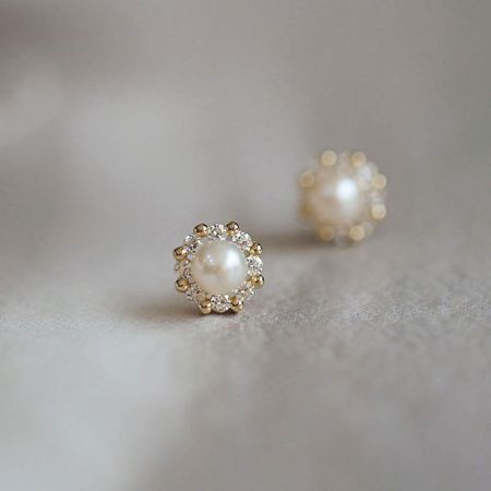 Orecchini a perno in argento sterling 925 delicati con zirconia e perla (set di 5 paia) - Un paio di orecchini a perno eleganti in argento sterling 925 con una perla centrale circondata da un alone di pietre zirconia scintillanti, che mostrano un design francese classico.