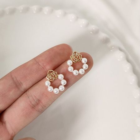 金メッキのハロウアウトバラの花パールスタッドピアス(5ペア) - 中央にパールをあしらった金メッキのハロウアウトバラの花スタッドピアスで、精巧な花のデザインを披露。