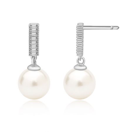 Vue latérale des boucles d'oreilles à clou en forme de goutte de perle CZ mettant en valeur les pierres en zircon cubique transparent.