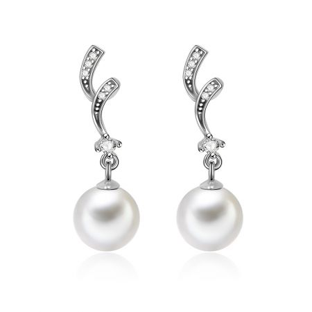 Boucle d'oreille en perle de coquille argentée - Une paire de boucles d'oreilles en perle de coquille argentée avec de grandes perles blanches, des crochets en argent sterling 925 oxydé et des accents en zircon cubique scintillant.