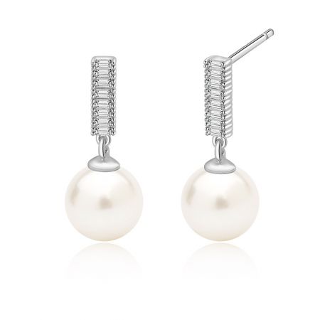 Gros plan détaillé des boucles d'oreilles en perles montrant les réglages complexes en argent et en diamant.