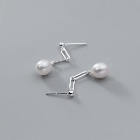 La versione in argento sterling 925 degli orecchini a goccia con catena a maglie, che mostra la classica finitura argentata.