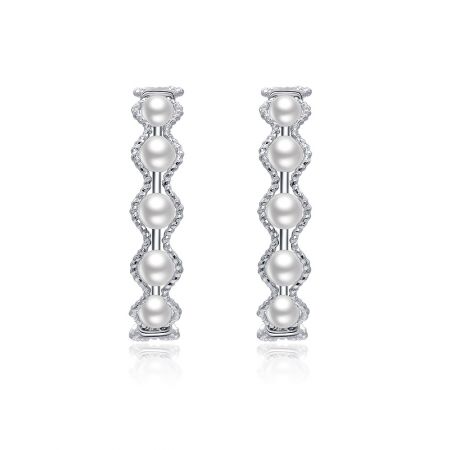 Pendientes de aro de perlas todo alrededor. - Un par de pendientes de aro de perlas todo alrededor que presentan cuatro perlas blancas conectadas por elegantes eslabones de plata con piedras preciosas transparentes, mostrados sobre un fondo blanco.