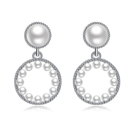 Boucles d'oreilles Pearly Baby - Gros plan des boucles d'oreilles Pearly Baby, mettant en valeur le support en laiton plaqué rhodium avec des zirconiums cubiques blancs et des perles en plastique élégantes.