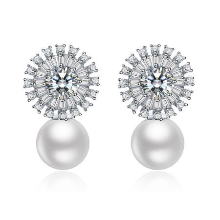 Boucles d'oreilles en perles de fleur en rhodium. - Vue de face des boucles d'oreilles en perles de fleur en rhodium, présentant la perle blanche centrale entourée d'un design en éclat de soleil de pierres précieuses en zirconium cubique blanc scintillant serties en plaqué rhodium.