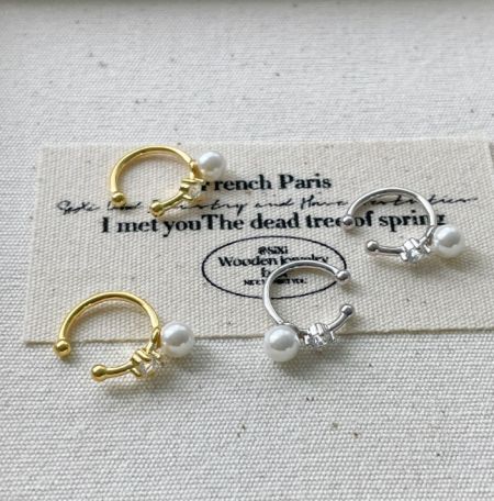 Bracciale auricolare a clip in argento sterling 925 con perla - Un primo piano del bracciale auricolare a clip in argento sterling 925 con perla, che mostra i dettagli della perla lucente e delle gemme scintillanti, disponibile nelle finiture oro e argento.