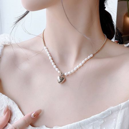 Toma en ángulo del collar de perlas de San Valentín mostrando su brillo.