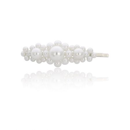 Pasador de perlas - Primer plano de un elegante pasador de perlas, modelo JRA-010, que muestra sus perlas brillantes y un acabado metálico de alta calidad.