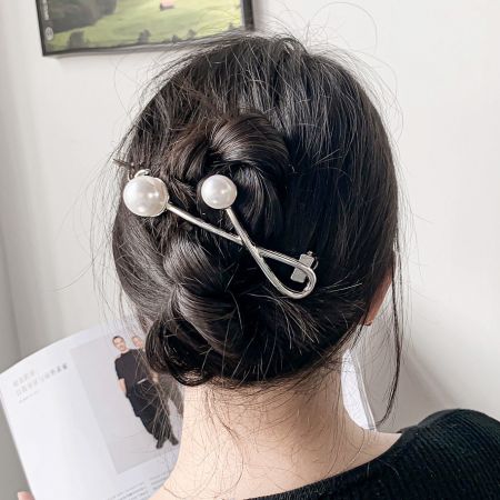 Clips para el Cabello de Perlas Dobles Retorcidas de Aleación Metálica para Uso Diario - Un elegante clip para el cabello de aleación metálica retorcido adornado con dos elegantes perlas blancas, perfecto para el uso diario.
