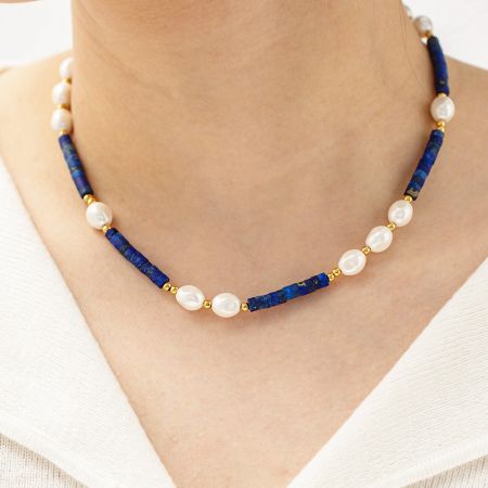 Waterdichte blauwe lapis steenkraal barokke zoetwaterparel chokerkettingen. - Een verbluffende waterdichte chokerketting met blauwe lapis lazuli-kralen en barokke zoetwaterparels op een roestvrijstalen ketting.