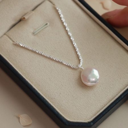 Collana bling in argento 925 con perle barocche vintage. - Una splendida collana di perle barocche vintage in argento sterling 925 di un set di cinque, elegantemente esposta in una scatola per gioielli.
