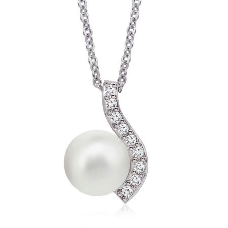 Schuin shot van de Curved Wave Pearl Trendy Necklace hanger, die de glans van het cubic zirconia en de glans van de parel toont.