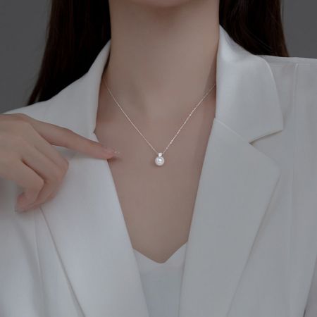 Detailed view of the silver-finished 925 sterling silver pearl necklace.