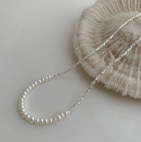 Cuentas de plata esterlina 925 con cadena de perlas. - Una toma de producto en primer plano de la cadena de plata esterlina 925 con perlas de agua dulce y una delicada cadena de plata con un cierre de langosta.