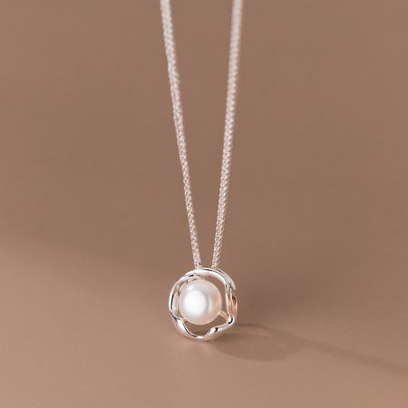 Collar de perla única de plata esterlina 925 - Un delicado collar de plata esterlina 925 con un solo colgante de perla elegante, exhibido sobre un fondo neutro.