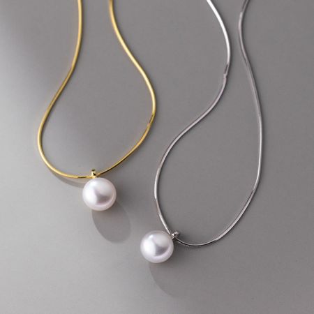 Collana choker in argento 925 con una singola perla e catena a serpente - Eleganti collane choker in argento sterling 925 con una singola perla, mostrate in finiture oro e argento su uno sfondo neutro.