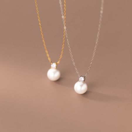 Collar choker de perla simple de 925 con circonita cúbica - Un par de collares choker de plata de ley 925, uno con acabado en oro y otro en plata, cada uno adornado con una sola perla y una piedra de circonita cúbica.