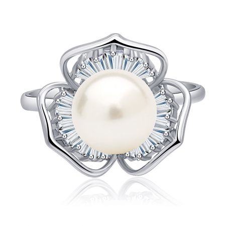Rose parel cocktailring - Close-up van de Rose Pearl Cocktail Ring, met de centrale witte parel omringd door een bloemarrangement van cubic zirconia op een rhodium-geplateerde band.